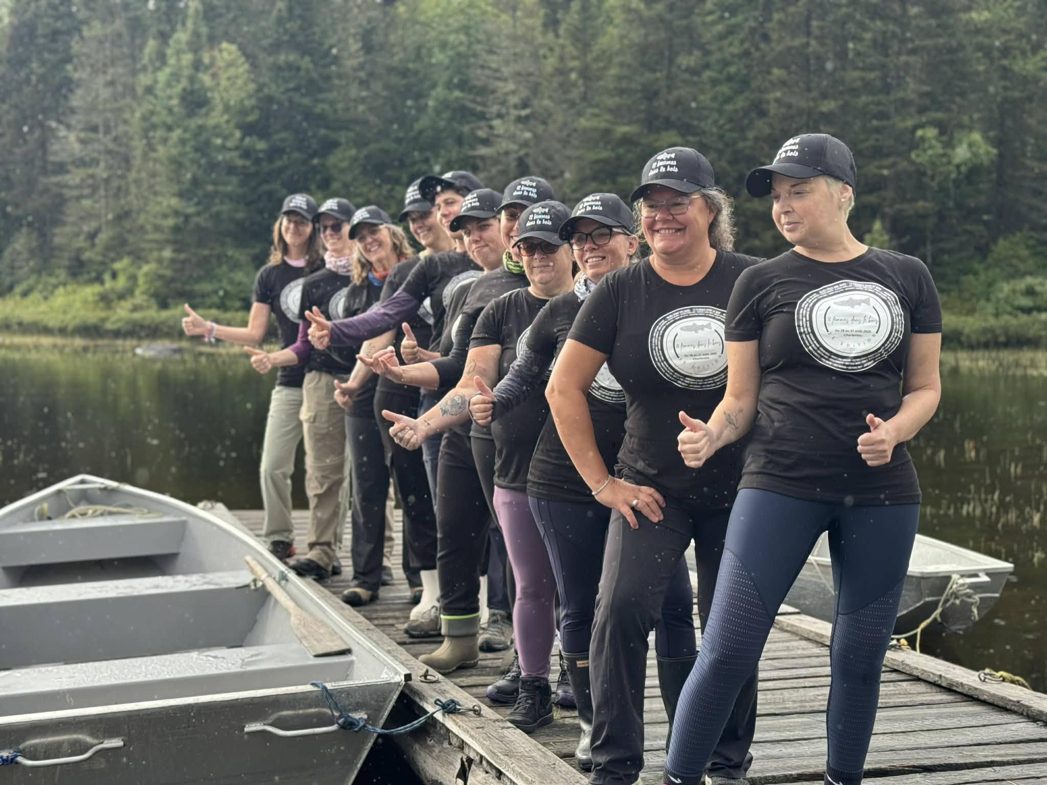 Forêt boréale dense au bord d'un lac