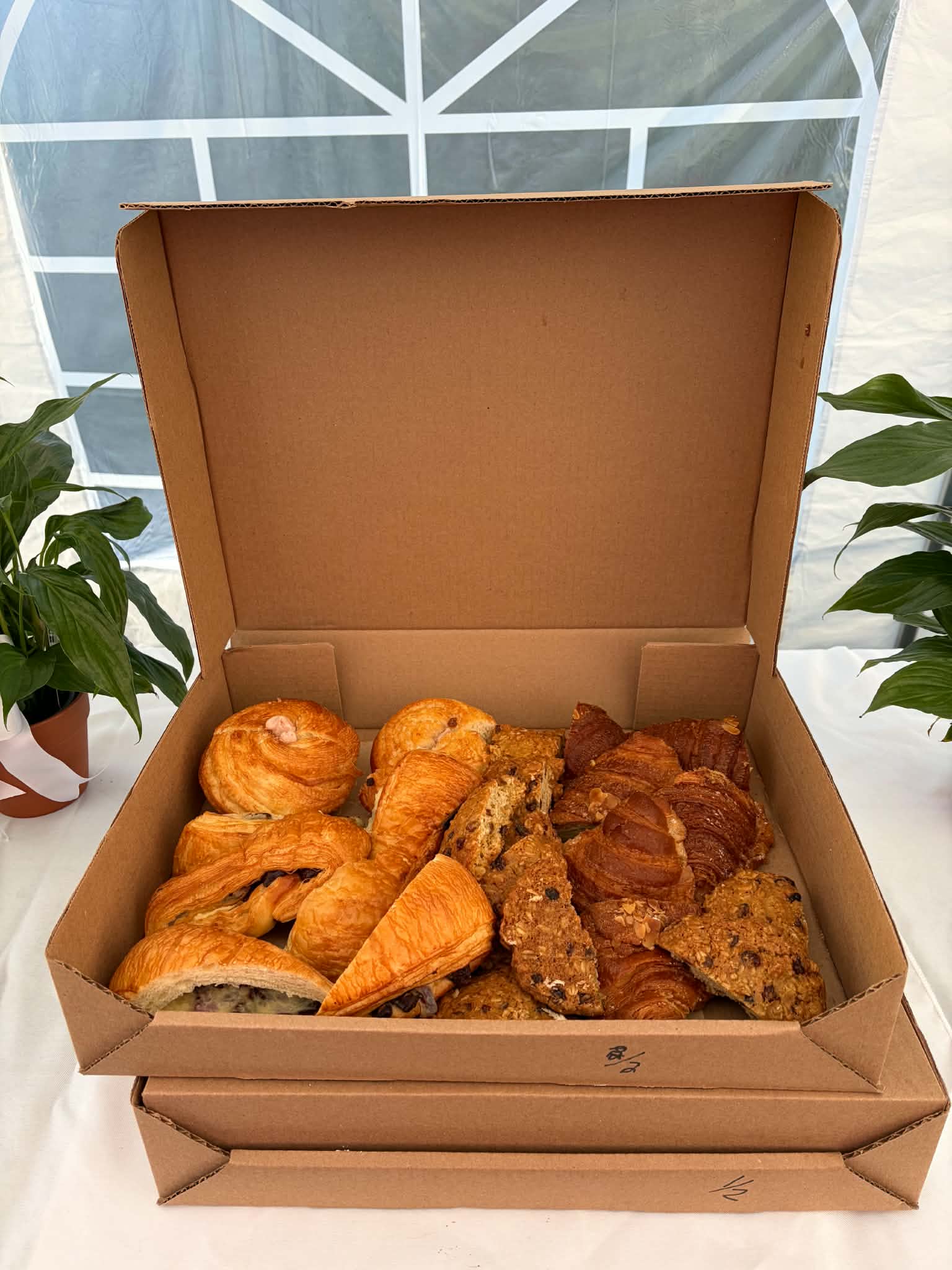 Boîte de viennoiseries et de nourriture pour la retraite